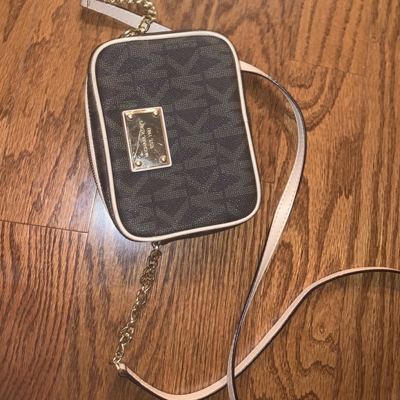 Micheal Kors Purse - Picture 3 of 6